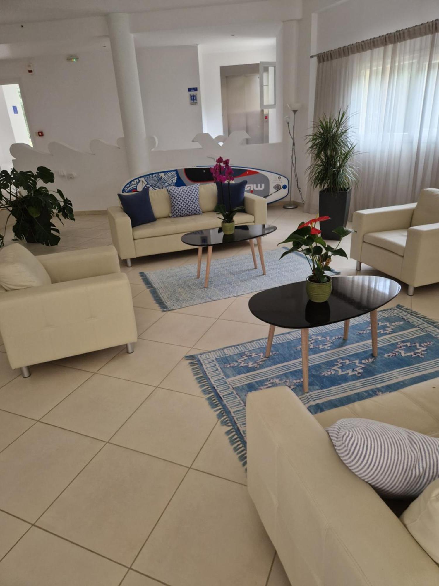 Menes Hotel Geni  ภายนอก รูปภาพ