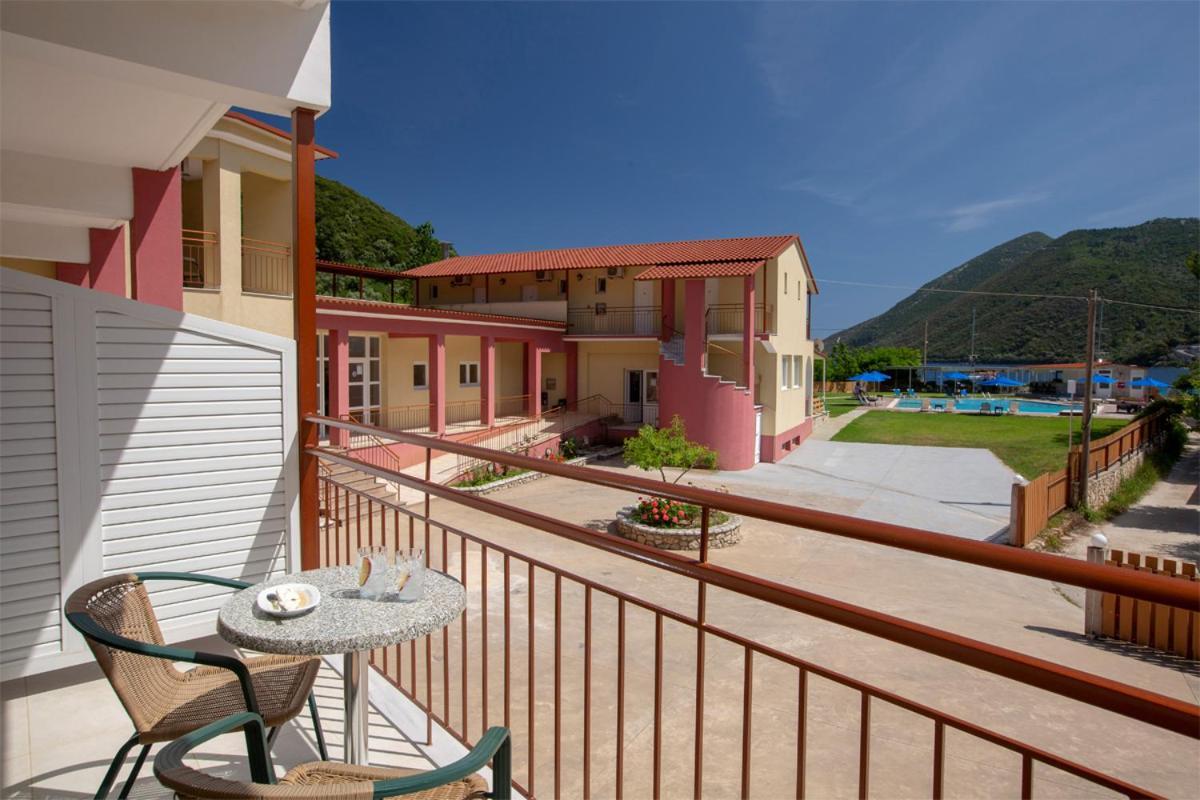 Menes Hotel Geni  ภายนอก รูปภาพ