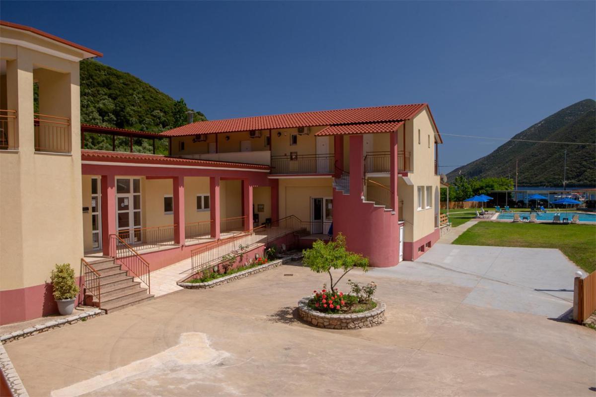 Menes Hotel Geni  ภายนอก รูปภาพ
