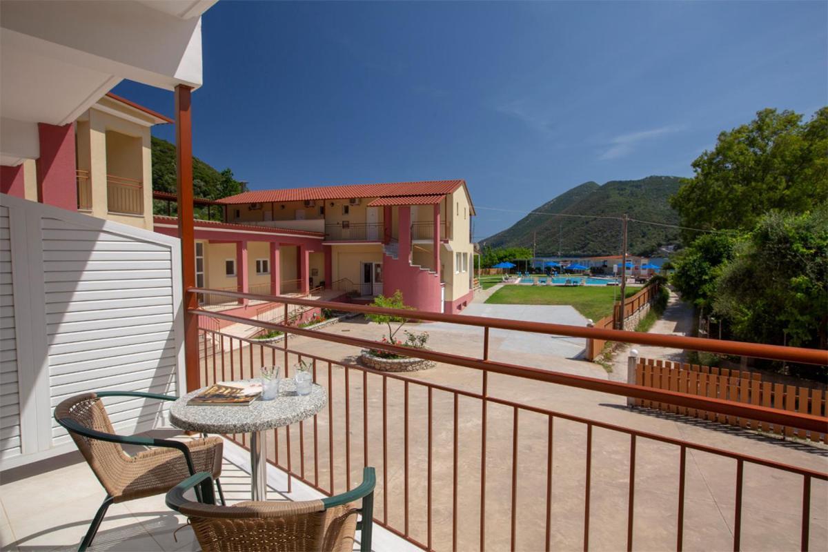 Menes Hotel Geni  ภายนอก รูปภาพ